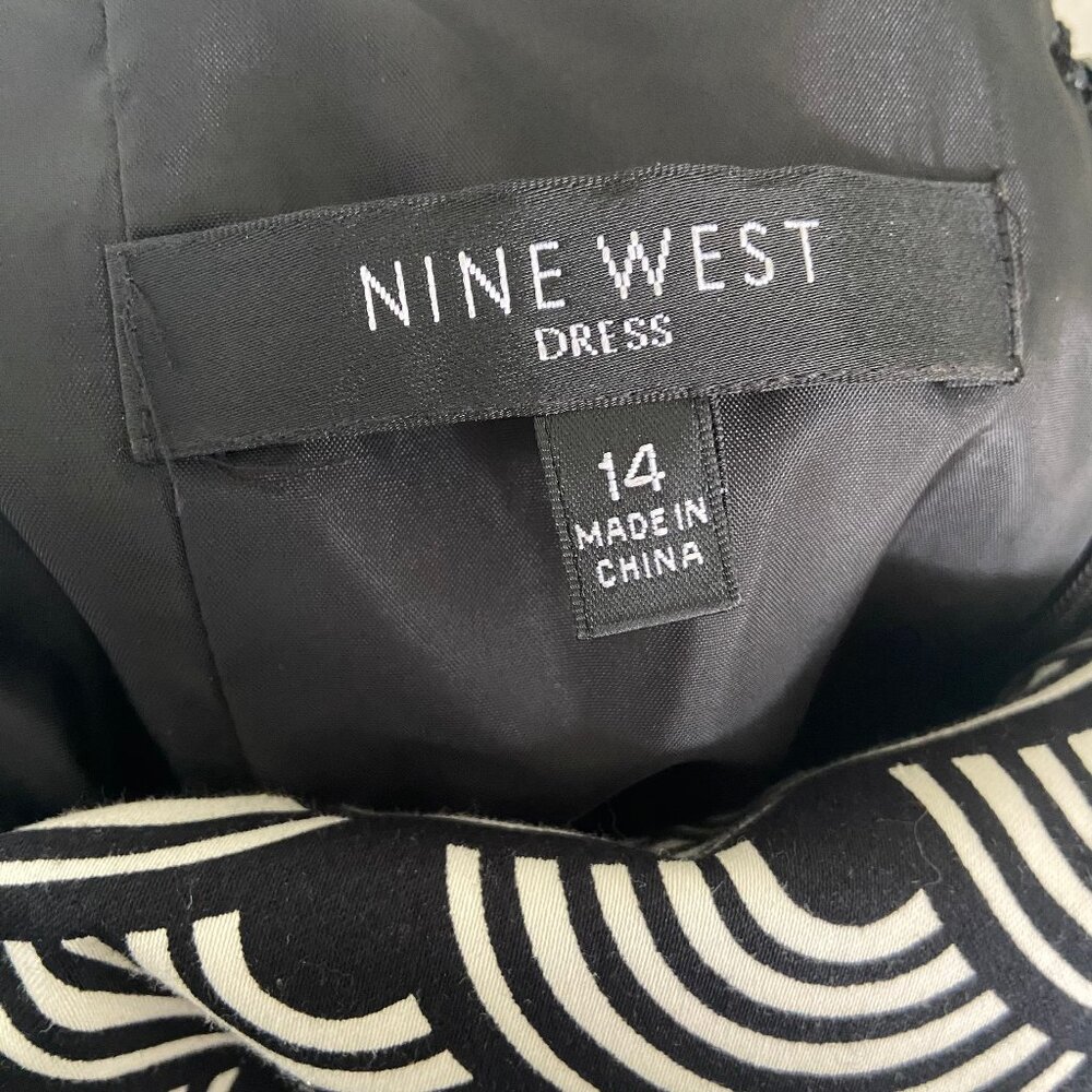 Nine West Double V Fit & Flare Midi Dress Women's 14 Black Geometric Sleeveless - Picture 4 of 10